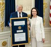 トランプ氏にメダル贈呈