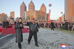 平壌の新市街地 金氏が完成誇示