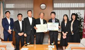 市社会福祉基金に１１１万円を寄付