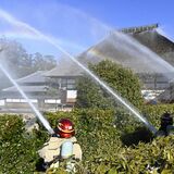 かやぶき屋根に虹、足利学校で消防訓練 放水設備「ドレンチャー」最後の勇姿