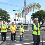 交通安全願い七夕飾り　鹿沼地区安協菊沢支部　小学６年生46人が考えた標語を短冊に