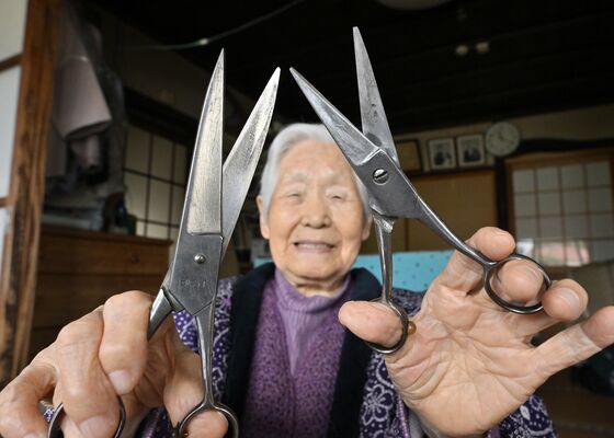愛用のはさみを持つ箱石さん。研ぎを重ね短くなったが、元は同じ長さだったという＝那珂川町谷川