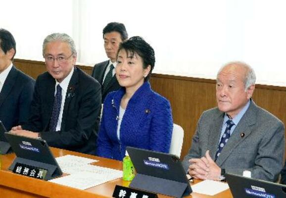 自民党の臨時総務会に臨む(左から)古屋選対委員長、有村総務会長、鈴木幹事長。奥は西村選対委員長代行=19日午前、東京・永田町の党本部