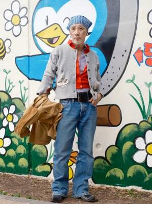 　デザイナーの金原広和さん、東京・渋谷にて。差し色の赤が効いた色使いの妙味