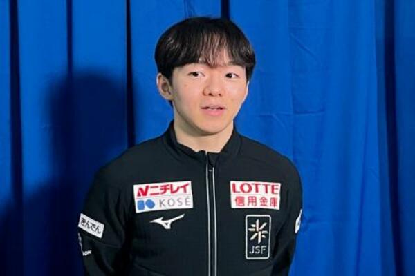 優勝から一夜明け、取材に応じる鍵山優真=9日、大阪府門真市