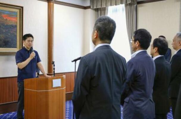 大阪副首都整備方針検討チームの発足式で訓示する大阪府の吉村洋文知事=18日午前、大阪府庁