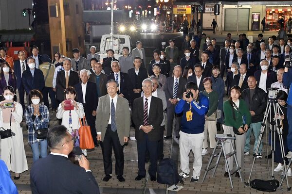 候補者らの訴えに聞き入る有権者たち＝31日午後６時40分、宇都宮市馬場通り１丁目