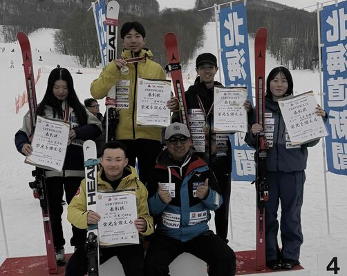 男子大回転準優勝の森田(後列左から2人目)ら男女の入賞者たち=北海道旭川市のカムイスキーリンクス白樺コース