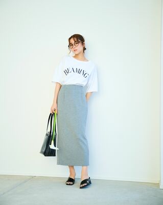 Stola.の夏のコーディネートを披露する石川恋さん