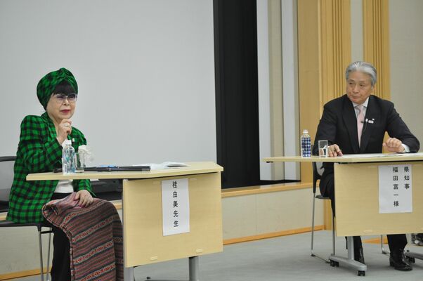 とちぎ女性会議でトークセッションする桂さん（左）と福田知事＝2018年11月24日、県庁