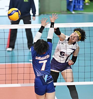 第２セット、国学栃木の星がスパイクを決める＝東京体育館、森田大地撮影