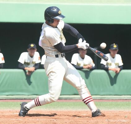 ５回、作新の塙が中前に２点適時打を放つ＝清原