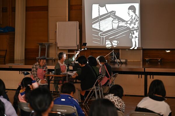 学習発表会で影絵を上映する楡木小KLV