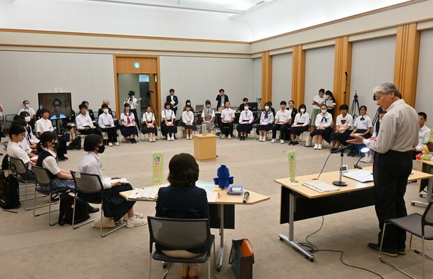 全25市町の中学生と福田知事が意見を交わしたフォーラム＝15日午後、県庁