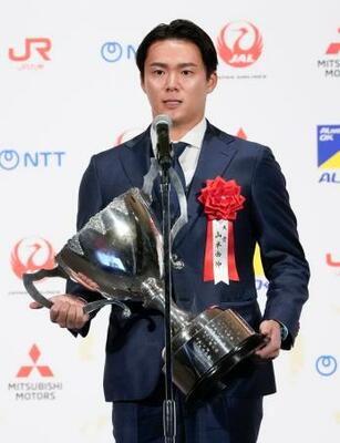 「日本プロスポーツ大賞」に選出され、あいさつする米大リーグ・ドジャースの山本由伸投手=17日午後、東京都千代田区