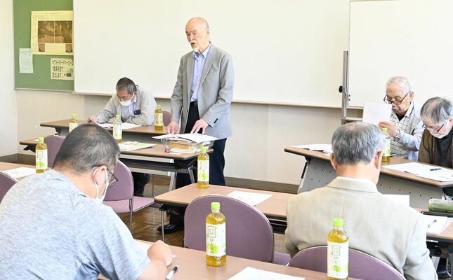 夏以降の活動停止を説明するピースうつのみやの田中代表（中央）＝27日午前、宇都宮市中央１丁目
