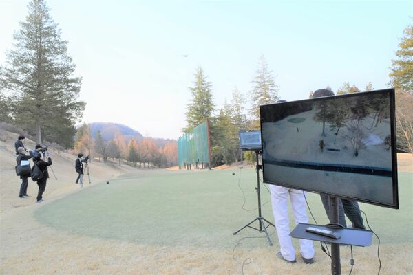 上空のドローンを使って映し出されたコースの様子（右）＝栃木市