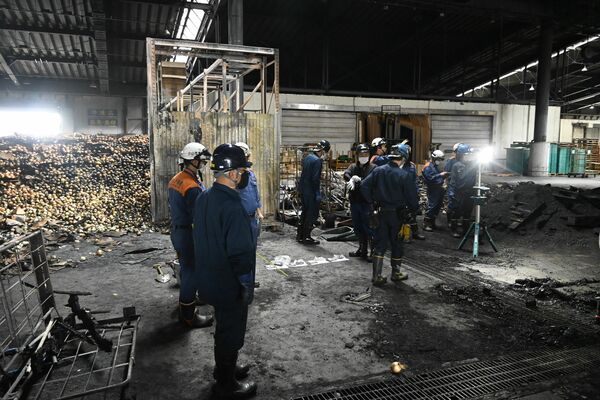 現場を調べる消防関係者ら＝14日午前11時ごろ、小山市下河原田
