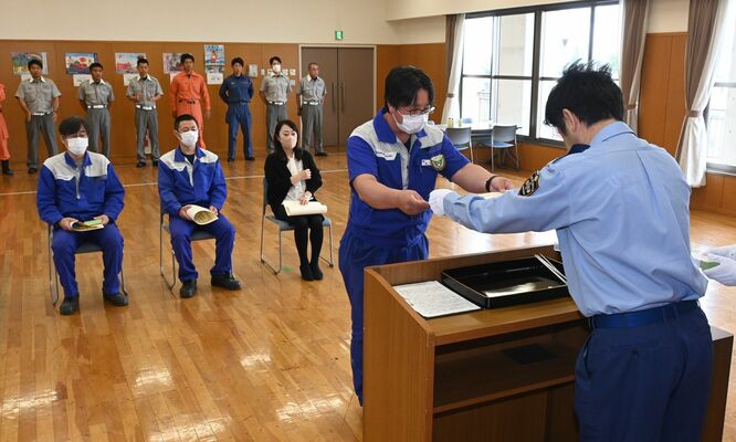 感謝状を贈られた金沢さん（右から２人目）ら４人