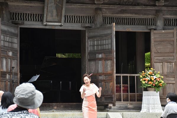 境内で歌う藤田さん