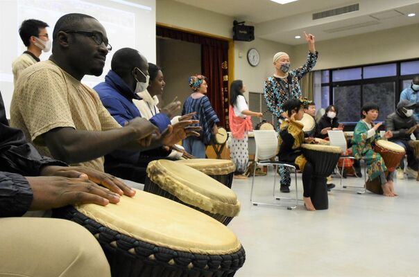 音楽やダンスを通じて宇大生らと交流するアフリカの大学教員や学生ら＝６日午後、宇都宮市峰町