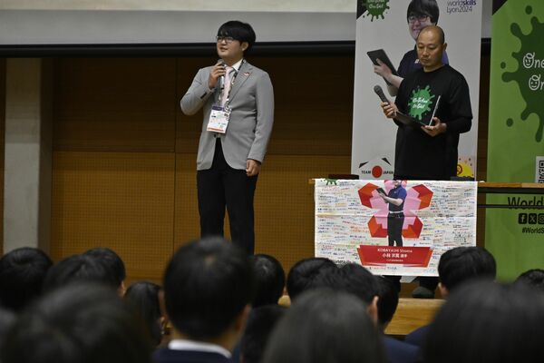 世界への挑戦をテーマに講演する小林さん（左）