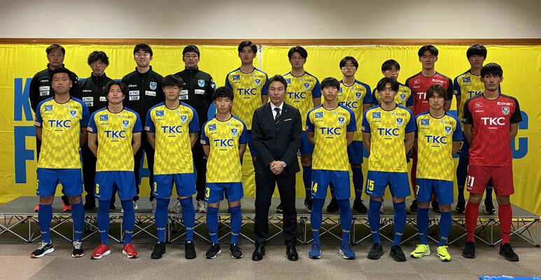 今季の活躍を誓う栃木ＳＣの米山監督（中央）と新加入の14選手＝さくら市内