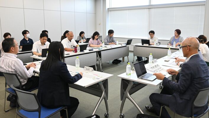 県庁女性活躍応援チームと県内企業の初会合＝20日午後、県庁