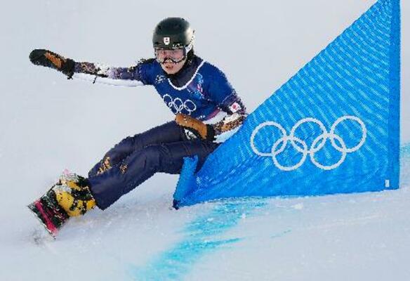 　女子パラレル大回転予選　滑走する竹内智香＝リビーニョ（共同）