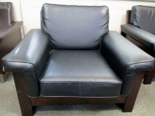 　東京都立川市が「メルカリ」に出品したソファ（同市提供）