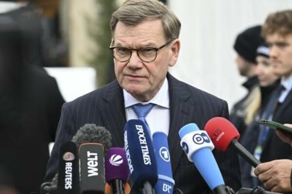 13日、ドイツ・ミュンヘンで、記者団の取材に応じるワーデフール外相(ゲッティ=共同)