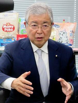 インタビューに答えるユニ・チャームの高原豪久社長