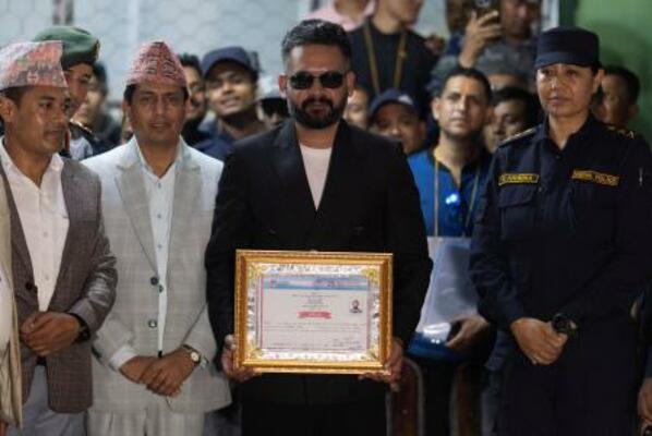 　ネパールの国民独立党（ＲＳＰ）のシャハ前カトマンズ市長（中央）＝７日、東部ジャパ（ロイター＝共同）