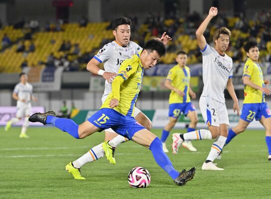 下野新聞スペシャルマッチで長崎と熱戦を繰り広げる栃木ＳＣの選手たち＝30日午後７時45分、カンセキスタジアムとちぎ