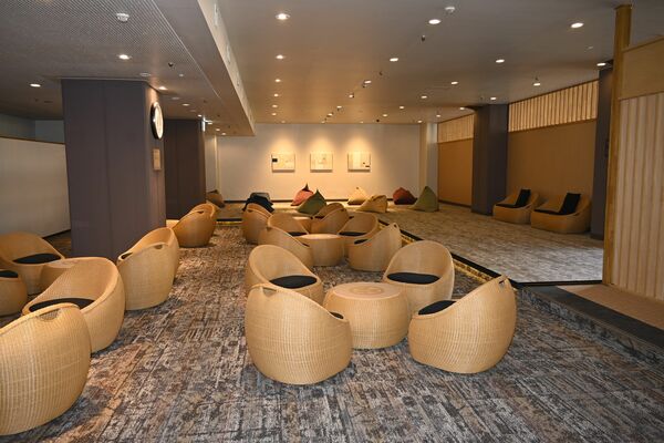飲み物を飲みながら湯上がり後にくつろげる本館大浴場休憩スペース＝26日午後、那須塩原市
