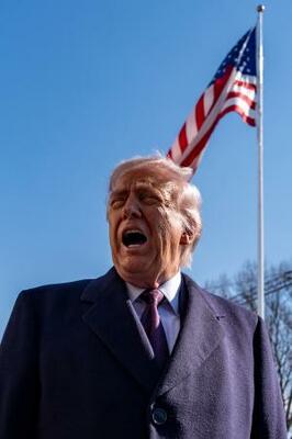 記者団に語るトランプ米大統領=27日、ホワイトハウス(AP=共同)