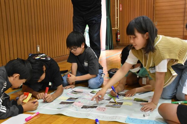 地域安全マップを作成する児童たち