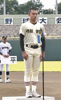 選手宣誓する作新の小森主将＝県営