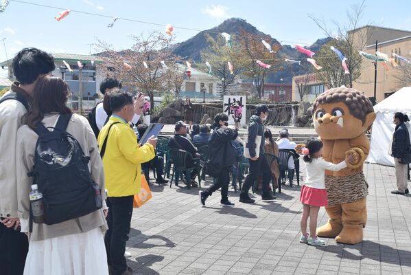 キャラクターと写真を撮る来場者ら