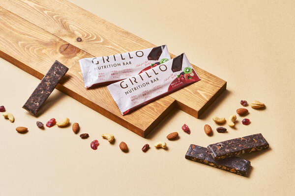 コオロギやドライフルーツやナッツを使ったカカオ風味の栄養バー「GrilloBar」