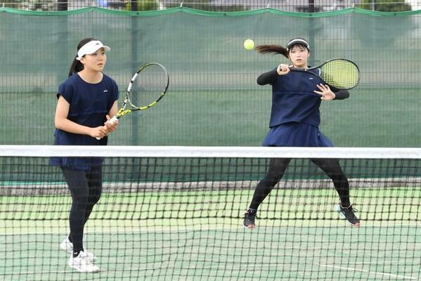 テニス女子団体決勝　星の杜の安田（右奥）がフォアハンドを放つ。左手前は田崎＝真岡ハイトラ運動公園テニスコート、鈴木航撮影