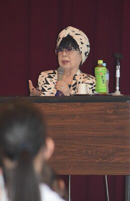 生徒に夢を追う大切さを訴える桂さん＝2022年６月16日、那須中