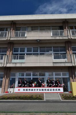 テープカットする関係者ら