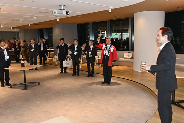 サテライトオフィスの開設を祝う松井市長（右から２人目）ら＝１３日午後７時、東京都港区