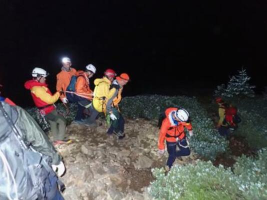 　南アルプスの甲斐駒ケ岳での遭難者の救助の様子＝８月（長野県警提供、画像の一部を加工しています）