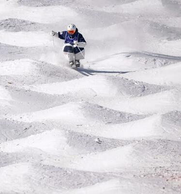 　男子モーグル予選　コブを攻める島川拓也＝リビーニョ（共同）