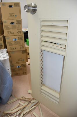 破壊された扉の一部。現在は修理して塞いでいる＝２２日午後、日光市中宮祠