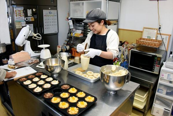 ドーナツなどの豆腐スイーツを作る舘野さん