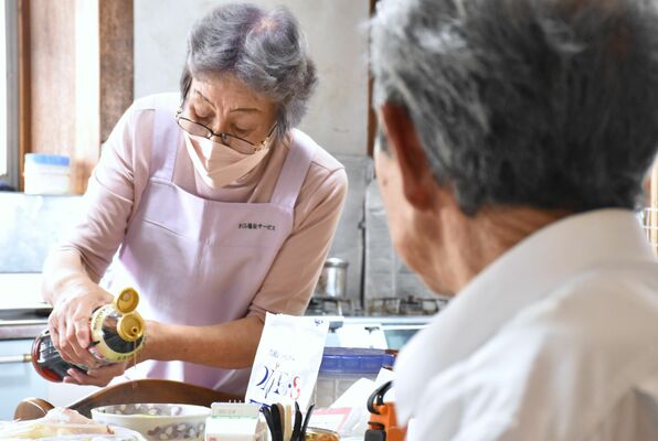 83歳のベテランヘルパー真板さん。料理や掃除を手際よくこなし、利用者からの信頼が厚い＝７月、壬生町