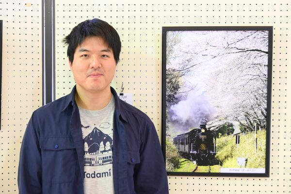 全国各地の桜と鉄道「共演」一堂に　日光の新部さん、初コラボ作品展　大の鉄道好きが撮りためた24点